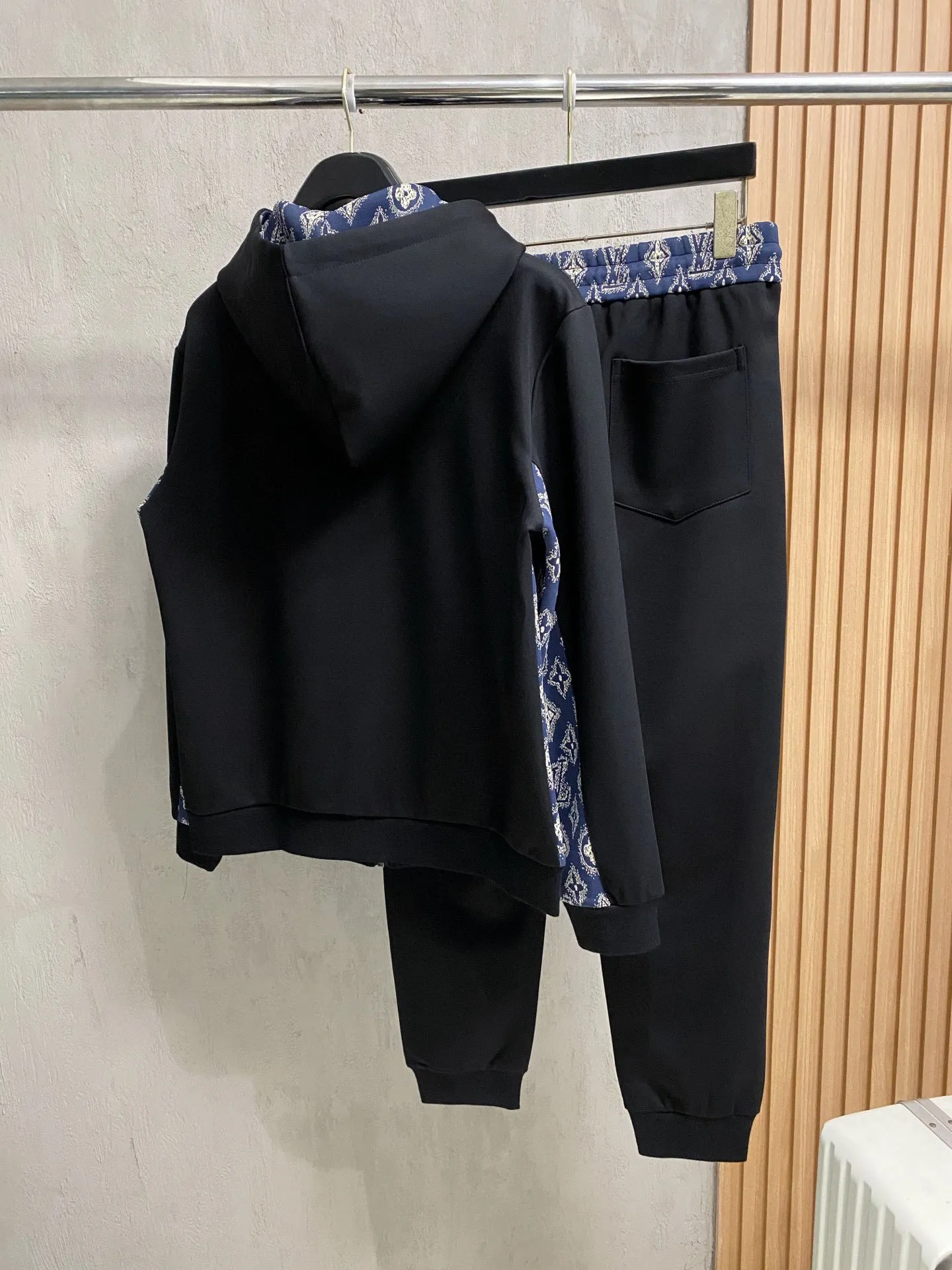 🅿️720 [LV Louis Vuitton] hot-selling suit is coming. Focus on the original version of the official website. 2025 new hot-selling cardigan and sweatshirt suit. The original order is the best. 🇭🇰The meticulous work of top designers. It has a fitting and perfect upper body effect. All-natural high-quality Tencel Roman cotton 100%, close-fitting comfort, noble and elegant! Original hardware embodies elegance and nobility! Counter size: M-3XL (maximum wear up to 190 pounds)